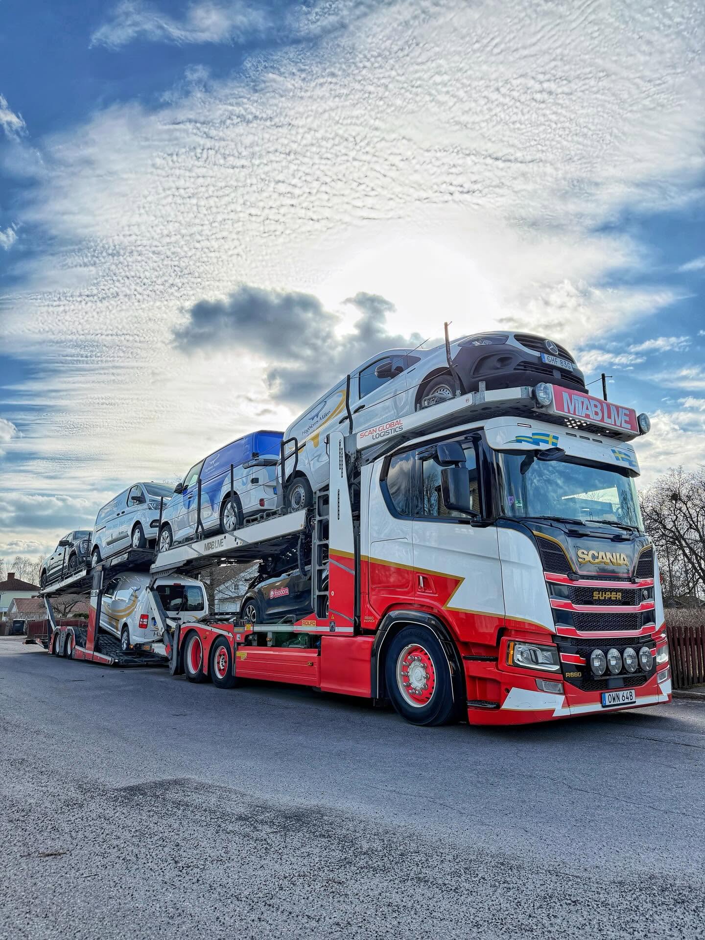 MTAB LIVE öppen biltransport – Scania biltransporttrailer lastad med personbilar och transportbilar