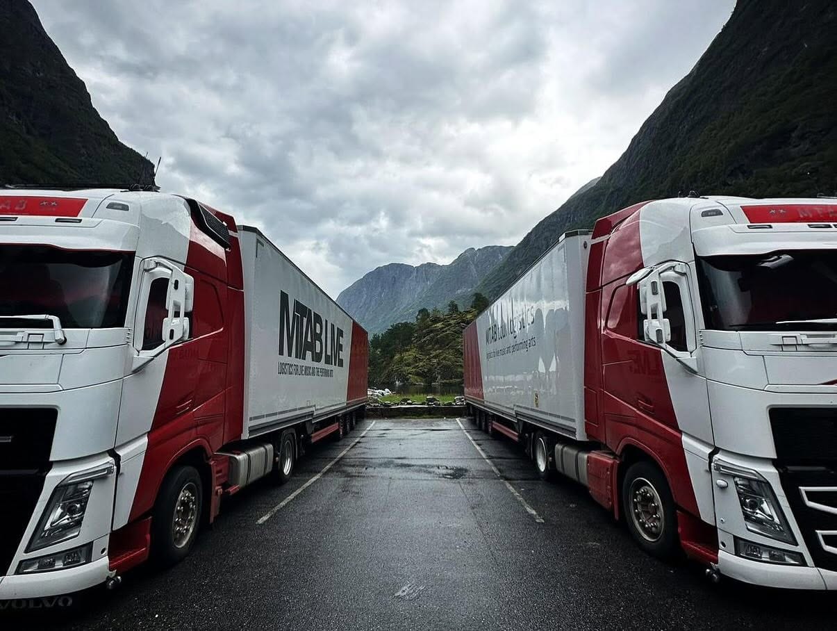 MTAB LIVE lastbilar vid fjord i Norge – fjärrtransport i Europa