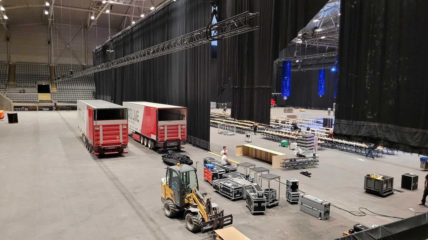 MTAB LIVE lastbilar under load-in i arena