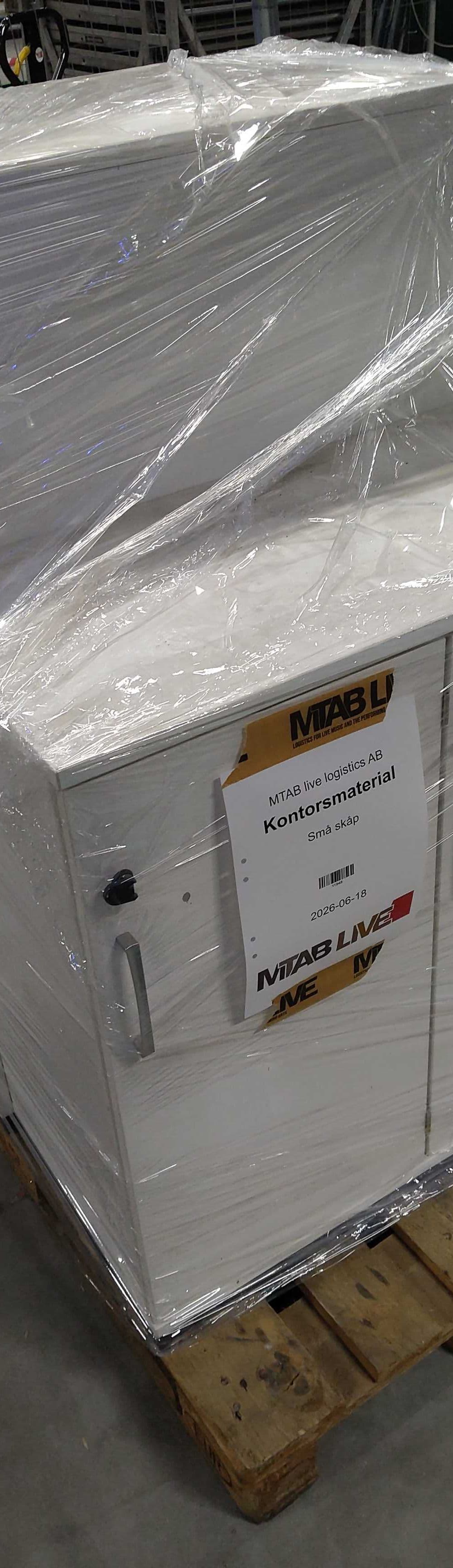 En pall på MTAB LIVE:s lager, märkt med etikett