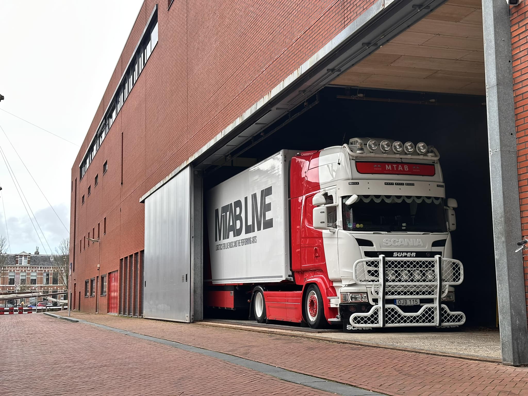 MTAB LIVE lastbil under load-in i europeisk venue – eventlogistik