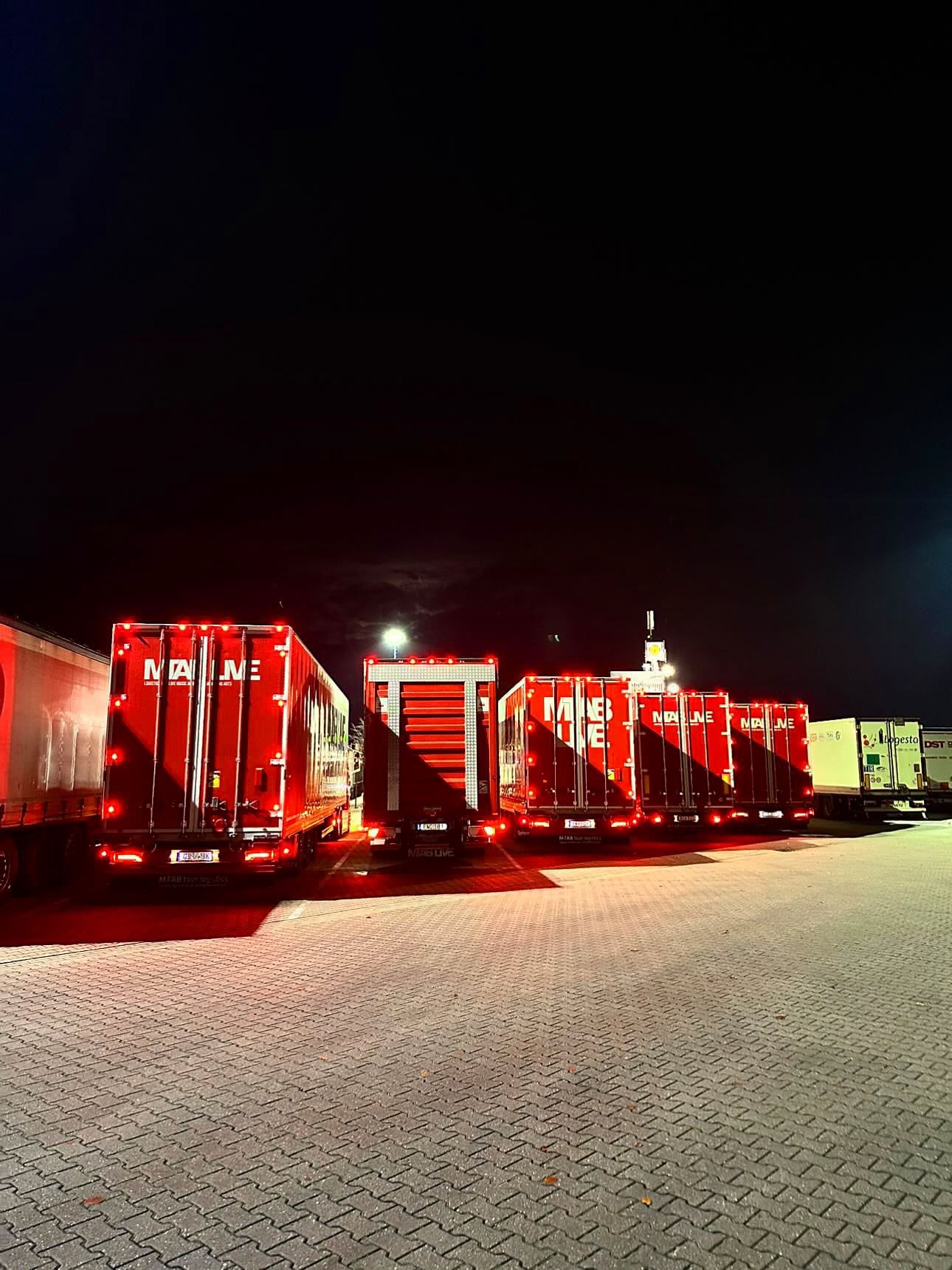 MTAB LIVE lastbilsflotta på nattens parkering – fjärrtransport och turnélogistik
