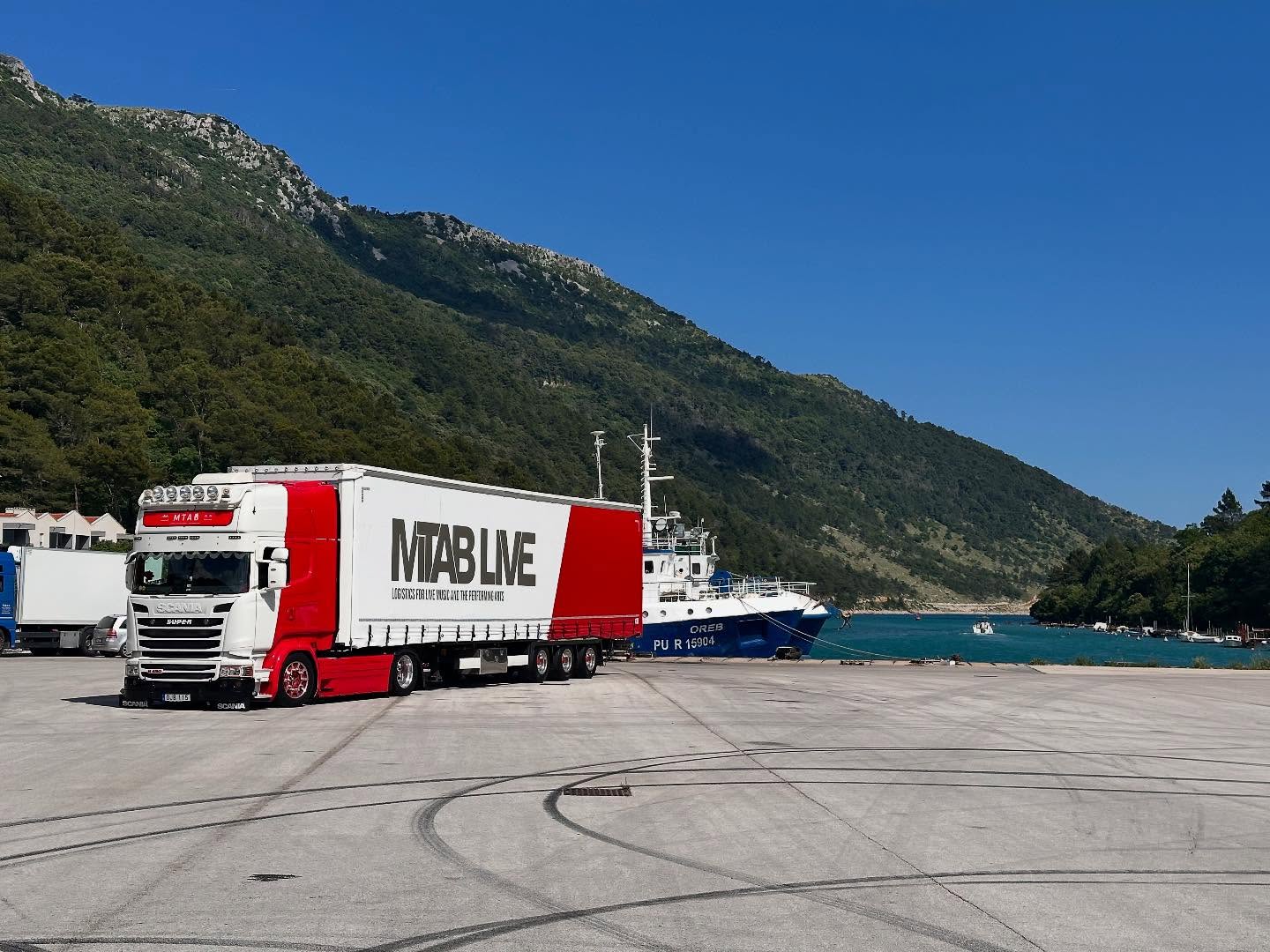 MTAB LIVE lastbil vid kroatisk hamn – internationell turnélogistik med ATA Carnet